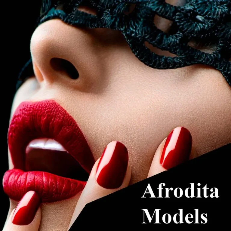 Красивая девушка с красной помадой